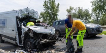 Dubă cu numere de România, accident NIMICITOR pe o autostradă din Ungaria. Șoferul A MURIT pe loc