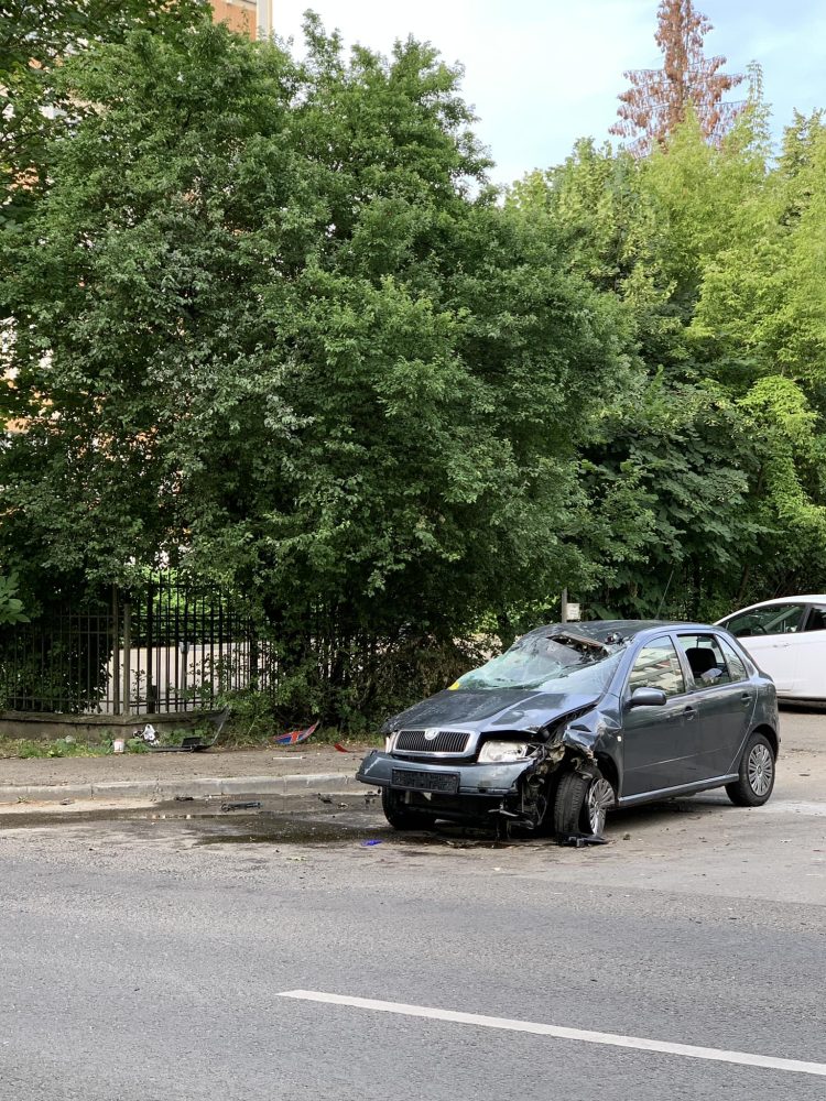 APROAPE DE TRAGEDIE: Accident spectaculos pe Strada Victor Babeș din Municipiul Baia Mare