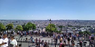 O bandă de escroci, care înșelau turiștii cu alba-neagra la Paris, a fost dezmembrată