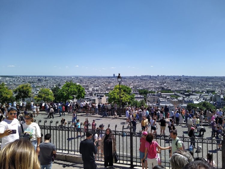 O bandă de escroci, care înșelau turiștii cu alba-neagra la Paris, a fost dezmembrată