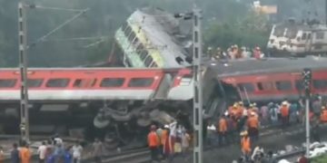 Tragedie cumplită în India! Aproape 300 de morți și sute de răniți după ce un tren a deraiat