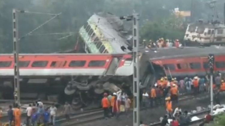 Tragedie cumplită în India! Aproape 300 de morți și sute de răniți după ce un tren a deraiat