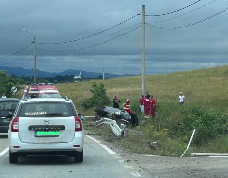 Accident grav la intrare în Buzești. Un autoturism s-a răsturnat în șanț