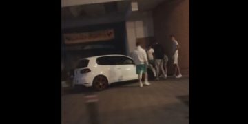 Accident spectaculos în Baia Mare. Șoferul unui autoturism a „plonjat” în zidul unui bloc