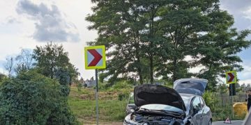Impact frontal în Coaș. Două autoturisme avariate serios