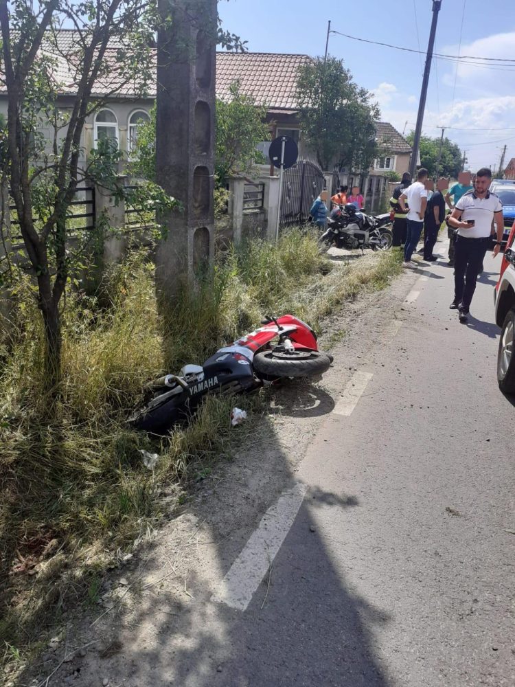 Un motociclist și-a rupt un picior în urma unui accident