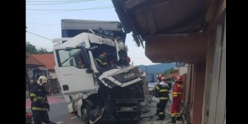Accident deosebit de grav. Un camion a intrat în scara unui bloc, iar șoferul a decedat