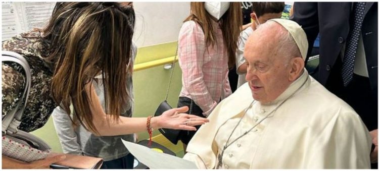 Primele imagini cu Papa Francisc după intervenţia chirurgicală