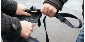 Băimărean reţinut după ce a urmărit şi a tâlhărit doi bătrâni în scara unui bloc