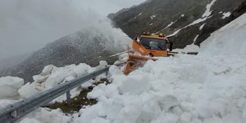 Imagini spectaculoase cu deszăpezirea de pe Transfăgărășan în prima zi de vară