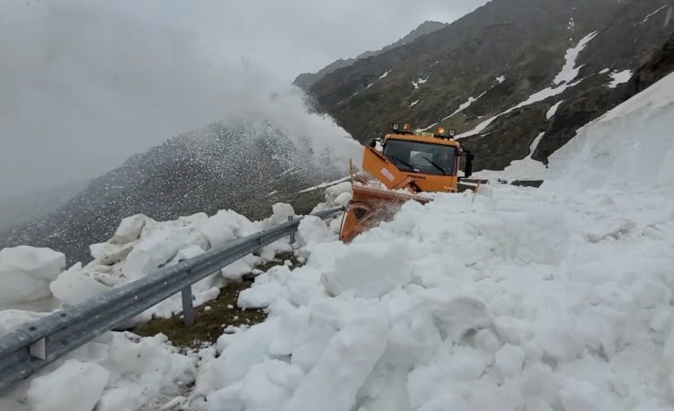 Imagini spectaculoase cu deszăpezirea de pe Transfăgărășan în prima zi de vară