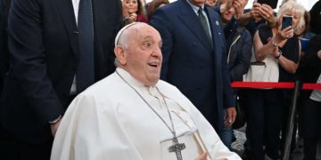 Papa Francisc a fost externat, la 9 zile de la intervenţia chirugicală. Primele imagini de la ieşirea din spital