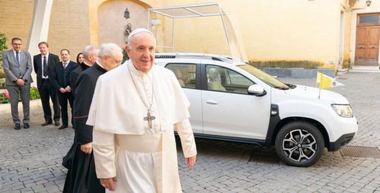 Primul papamobil Dacia Duster va fi expus la Muzeul Brukenthal din Sibiu