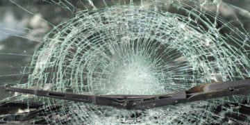 ULTRAJ: Un maramureșean a lovit cu ţeavă metalică mai multe maşini aflate în trafic, printre care și parbrizul unei mașini de poliţie