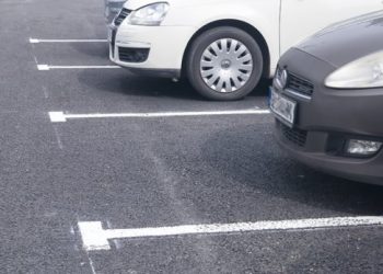 Răzbunare. Un tânăr de 19 ani și-a împușcat vecinul cu un pistol cu bile pentru un loc de parcare