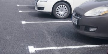 Răzbunare. Un tânăr de 19 ani și-a împușcat vecinul cu un pistol cu bile pentru un loc de parcare