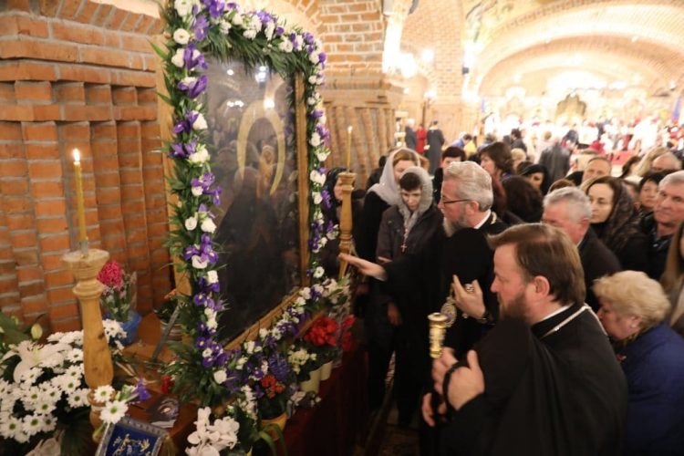 Icoana Făcătoare de Minuni a Maicii Domnului de la Mănăstirea Rohia ajunge sâmbătă în Baia Mare