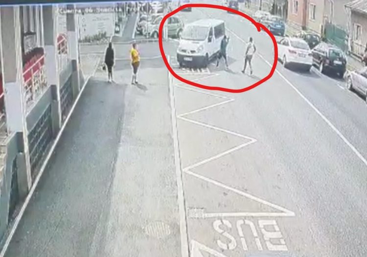 Cinci persoane au fost reţinute în urma scandalului din Şomcuta Mare. VIDEO cu atacul asupra microbuzului de pasageri