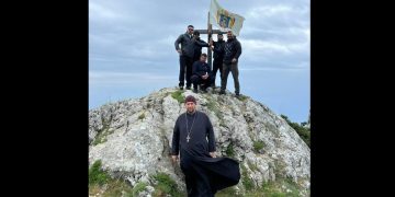 Steagul Episcopiei Ortodoxe Române a Maramureșului și Sătmarului a ajuns pe Vârful Athon din Sfântul Munte Athos