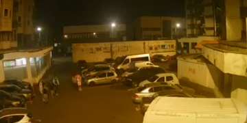 Autoturisme parcate pe Strada Școlii din Baia Mare, luate la pumni și picioare de un grup de tineri teribiliști. VIDEO