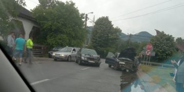 Impact violent în Tăuții de Sus. Două autoturisme au fost făcute praf