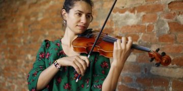 Concert de muzică klezmer, susţinut de violonista Zoë Aqua, în Baia Mare