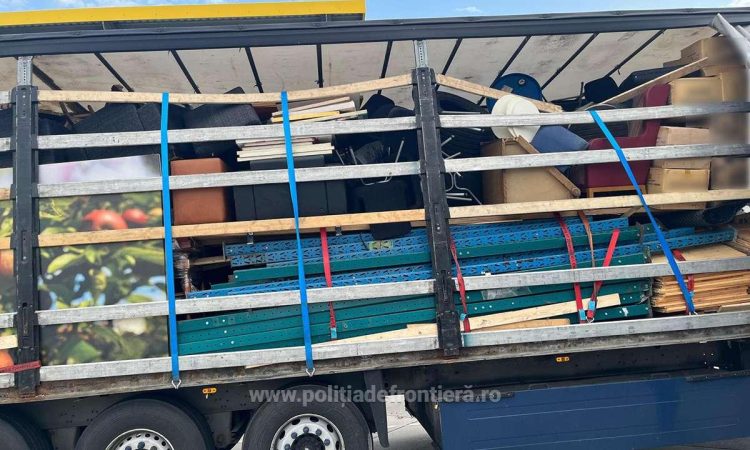TIR încărcat cu 15 tone deșeuri, oprit la intrarea în România