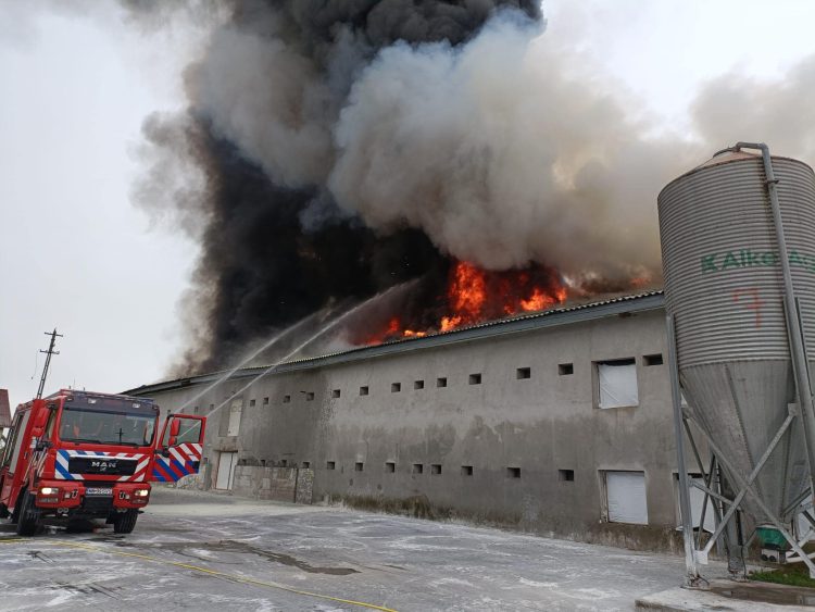 Incendiu la Seini. Acoperişul unei hale a luat foc