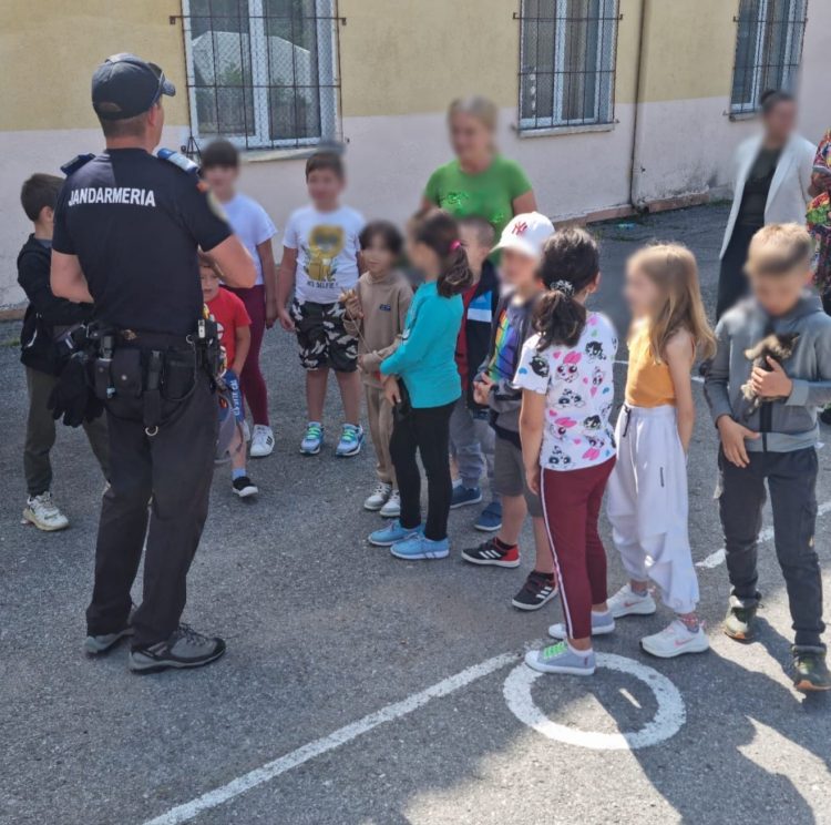 Acțiuni preventiv-educative desfăşurate de jandarmi la Școala nr. 8 din Borșa