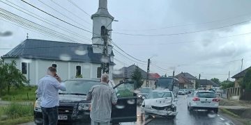 Accident în Lăpușel. Trafic aglomerat pe DN 1C