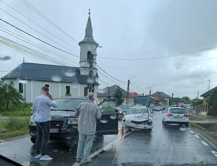 Accident în Lăpușel. Trafic aglomerat pe DN 1C