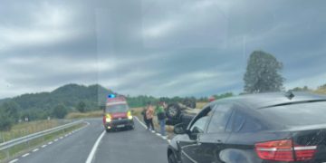 Maşină răsturnată pe plafon în decor, pe drumul spre Cavnic – foto