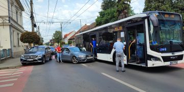 Coliziune între un autobuz şi un autoturism la intersecția străzilor 22 Decembrie şi Avram Iancu din Baia Mare – galerie foto