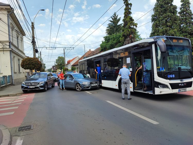 Coliziune între un autobuz şi un autoturism la intersecția străzilor 22 Decembrie şi Avram Iancu din Baia Mare – galerie foto