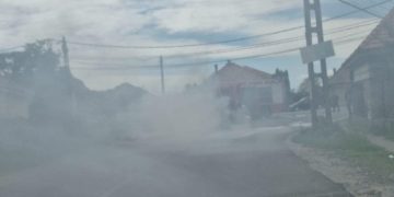 O maşină a luat foc la Seini