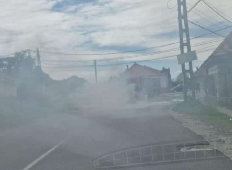 O maşină a luat foc la Seini