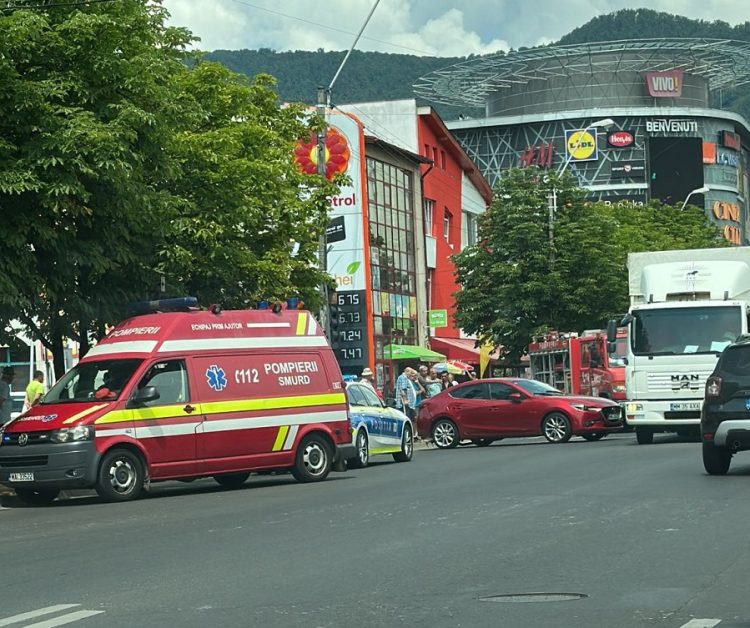 Accident rutier la intersecţia străzii G. Coşbuc cu bd. Decebal. Trafic îngreunat