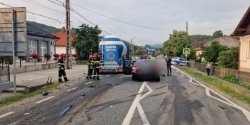 NOI IMAGINI şi detalii de la accidentul grav de la Buciumi. Un autotren încărcat cu ciment s-a izbit de un autoturism