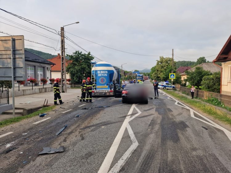 NOI IMAGINI şi detalii de la accidentul grav de la Buciumi. Un autotren încărcat cu ciment s-a izbit de un autoturism