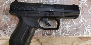 Percheziție la domiciliul unui tânăr de 20 de ani din Săcel. Polițiștii au găsit arme şi muniţie