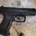 Percheziție la domiciliul unui tânăr de 20 de ani din Săcel. Polițiștii au găsit arme şi muniţie