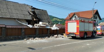 A explodat o butelie la Vişeu de Sus. O persoană de 70 de ani s-a ales cu arsuri la cap, casa distrusă