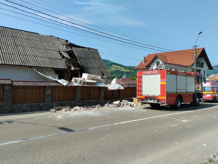 A explodat o butelie la Vişeu de Sus. O persoană de 70 de ani s-a ales cu arsuri la cap, casa distrusă