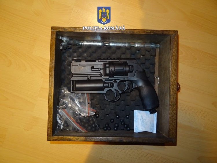 Arme şi muniţii găsite de poliţişti în urma unor percheziții domiciliare la Tăuții Măgherăuș