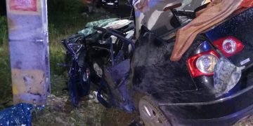 Doi tineri au murit pe loc într-un accident înfiorător. S-au izbit cu maşina de un stâlp