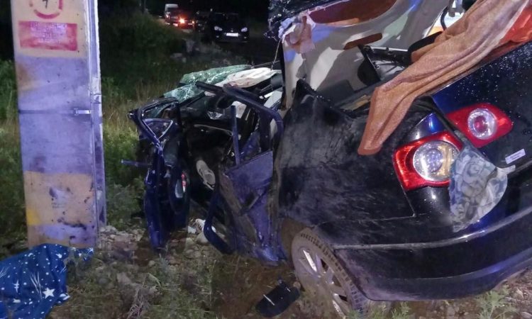 Doi tineri au murit pe loc într-un accident înfiorător. S-au izbit cu maşina de un stâlp