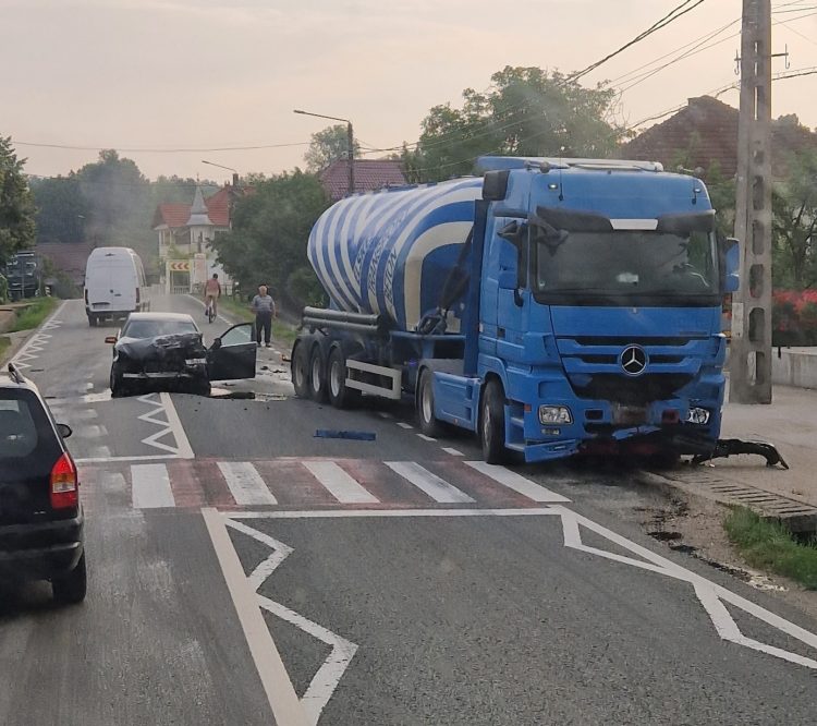 Impact între un autotren şi un autoturism la Buciumi. O persoană rănită – foto