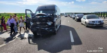 Accident violent pe Autostrada Transilvania, între un microbuz cu 16 pasageri și o mașină