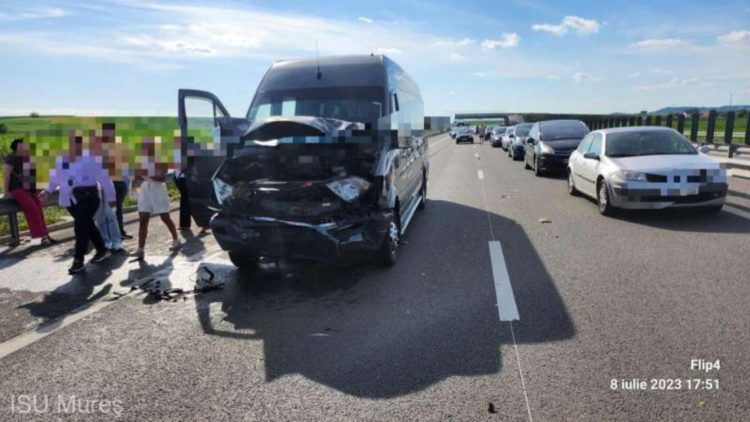 Accident violent pe Autostrada Transilvania, între un microbuz cu 16 pasageri și o mașină