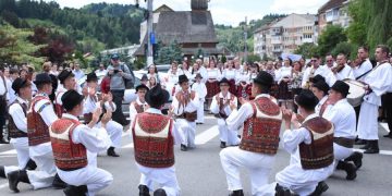 Ansamblul folcloric ”Cercănelul” din Borşa reprezintă Maramureşul la Festivalul internaţional “Dorna, plai de joc și cântec” de la Vatra Dornei